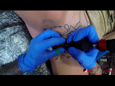 ❤️ Extremt tatuerade snyggingen Sully Savage fick en tatuering på sin klitoris ❤️ Hård porr at sv.passionateembracespotlight.ru ❌️